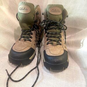 NWOT Cabellas 8D hiking boots